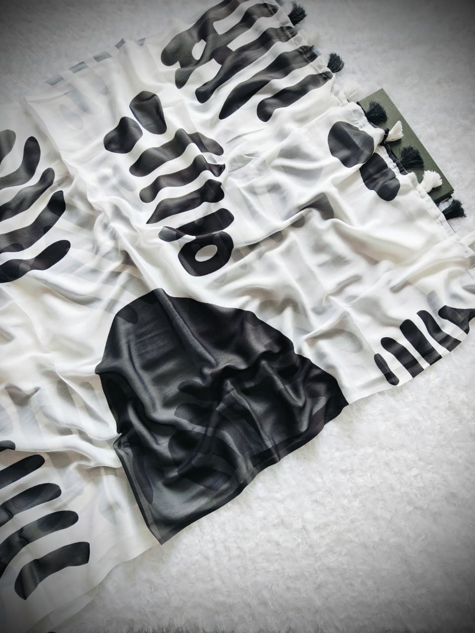 Aesthetic Monochrome Marshmallow Georgette Saree