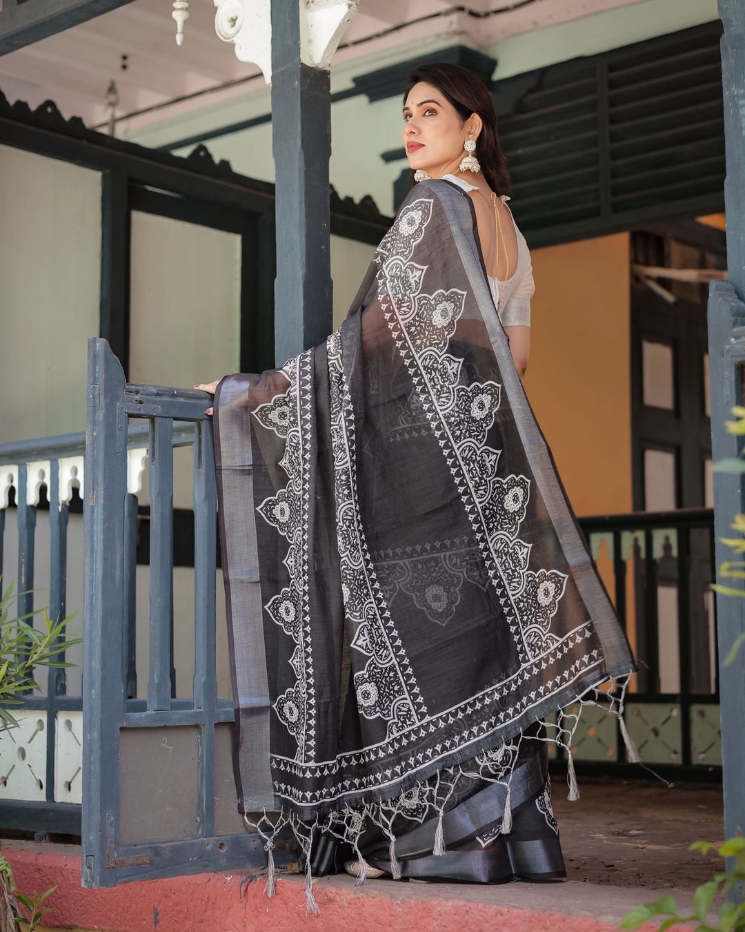Black White Printed Linen Saree with Elegant Look