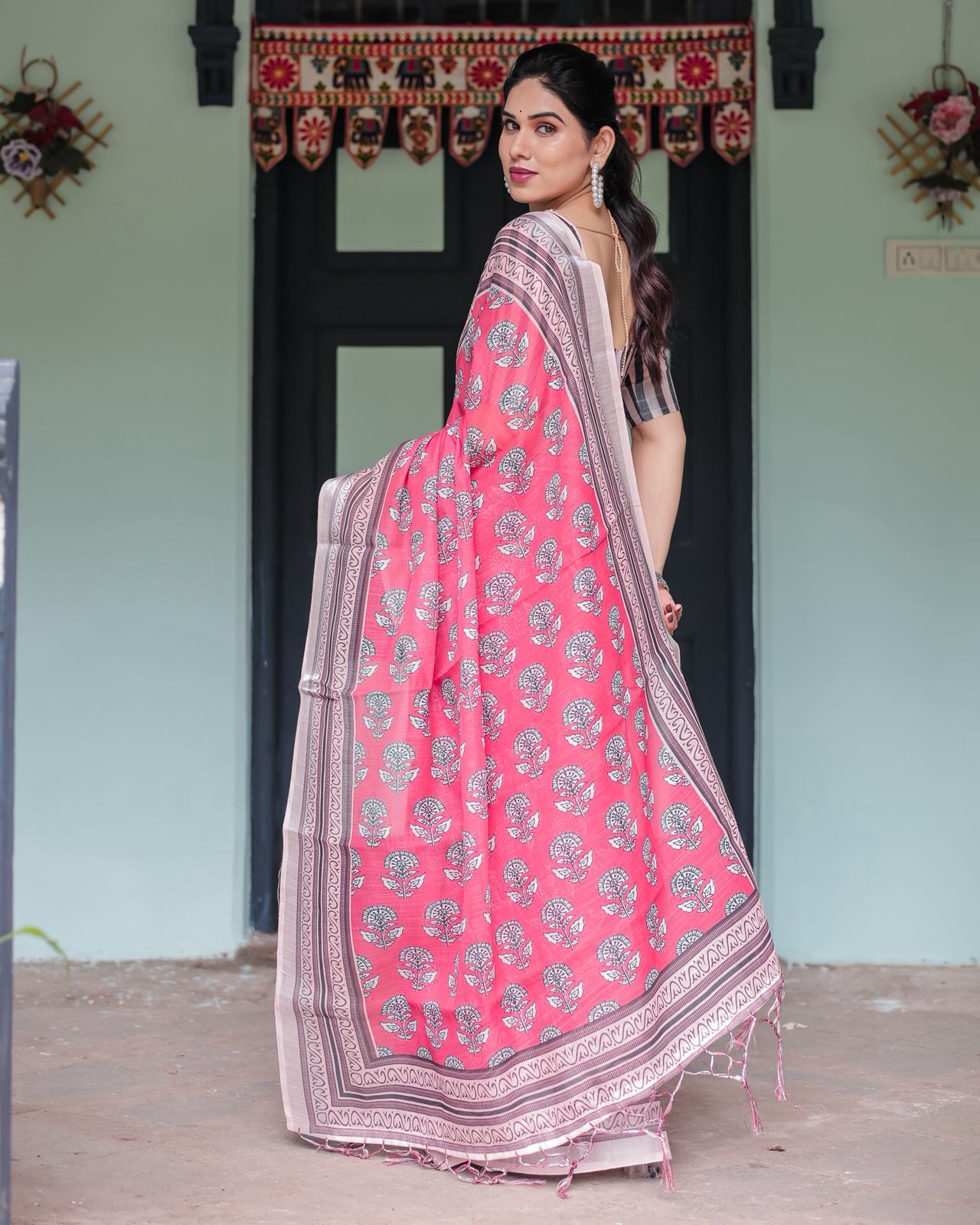 Elegant Pink & Black Linen Printed Saree for Modern Women