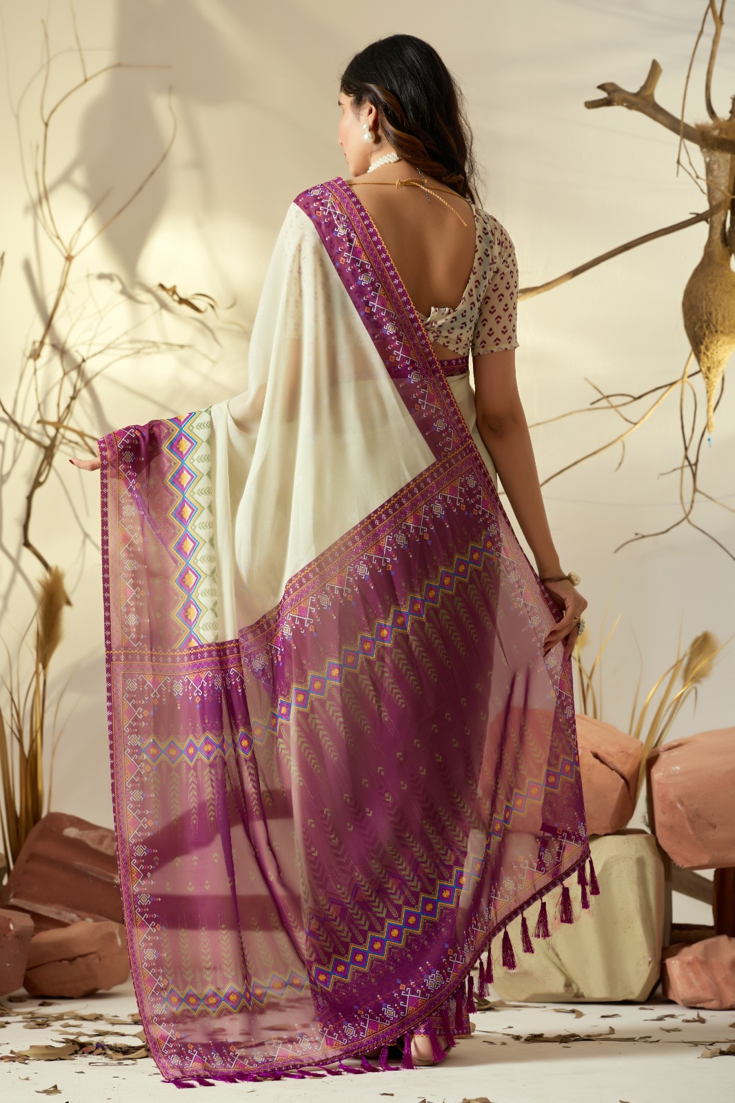Elegant Cream Saree with Pink Geometric Print Pallu
