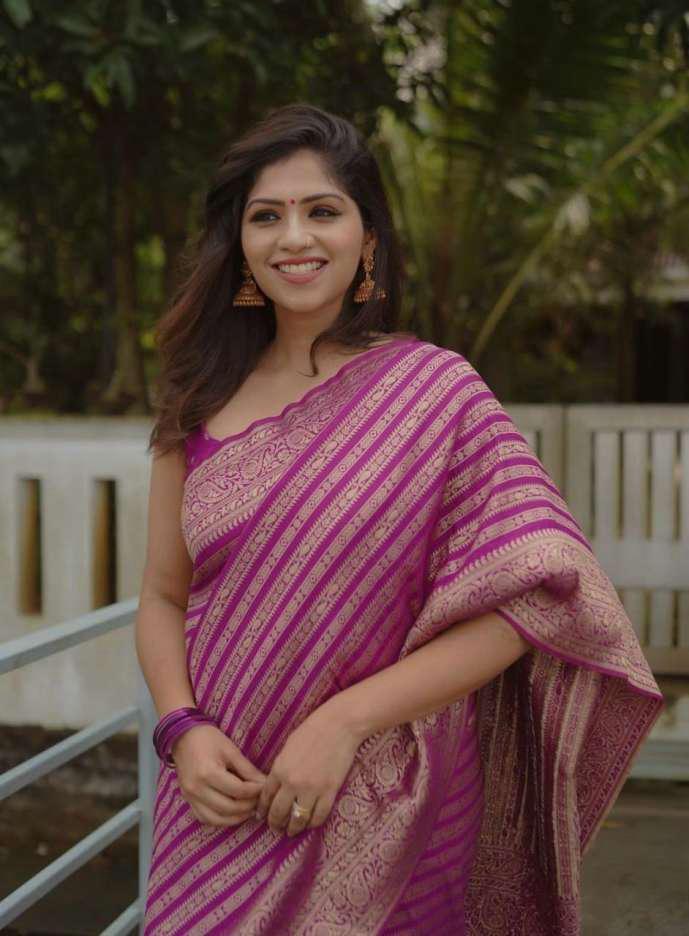 Magenta Zari Banarasi Lichi Silk Saree With Blouse