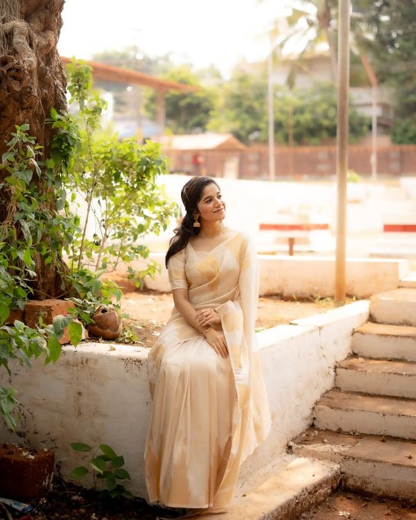 Cream Banarasi Soft Silk Saree With Elegant Zari Design