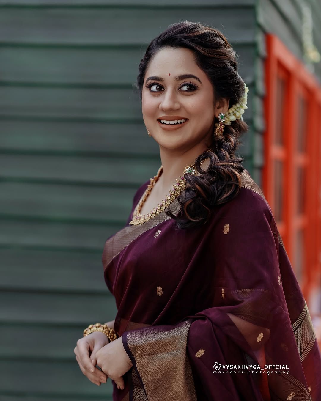 Premium Maroon Banarasi Saree with Ethnic Zari Motifs