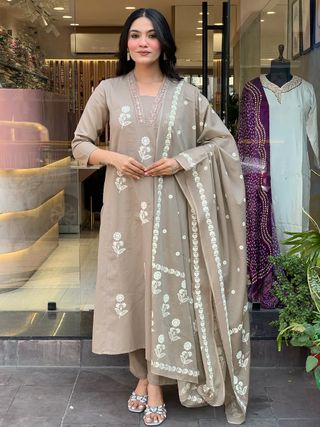Cream Embroidered Kurta Set with Bandhani Style Dupatta