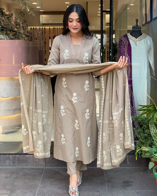 Cream Embroidered Kurta Set with Bandhani Style Dupatta