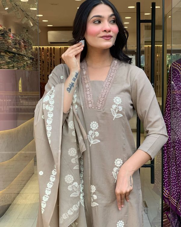 Cream Embroidered Kurta Set with Bandhani Style Dupatta