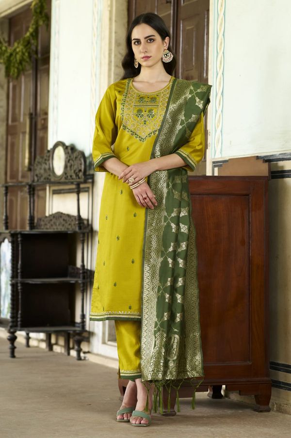 Women'S Mustard Silk Blend Kurta Set With Dupatta