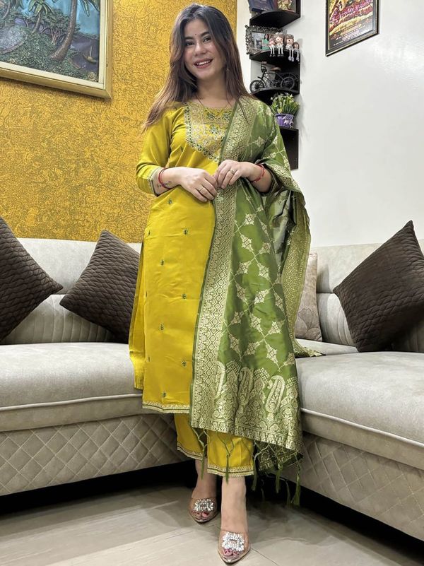 Women'S Mustard Silk Blend Kurta Set With Dupatta